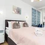 Apartamenty Ogrodowa Business Wola by Renters Prestige